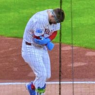 Bryce Harper leaves the game after being hit by a pitch on the elbow, but avoids a fracture | De Último Minuto English
