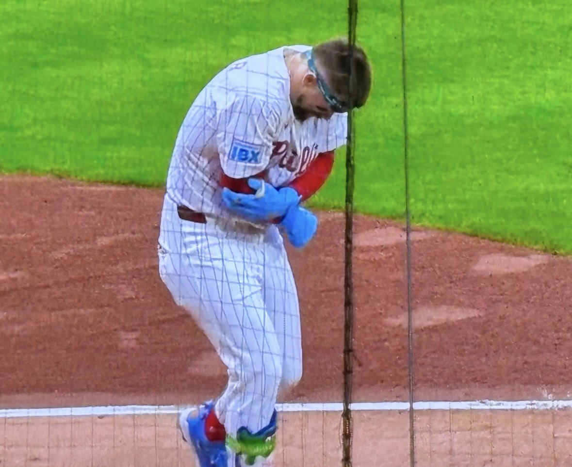Bryce Harper leaves the game after being hit by a pitch on the elbow, but avoids a fracture | De Último Minuto English
