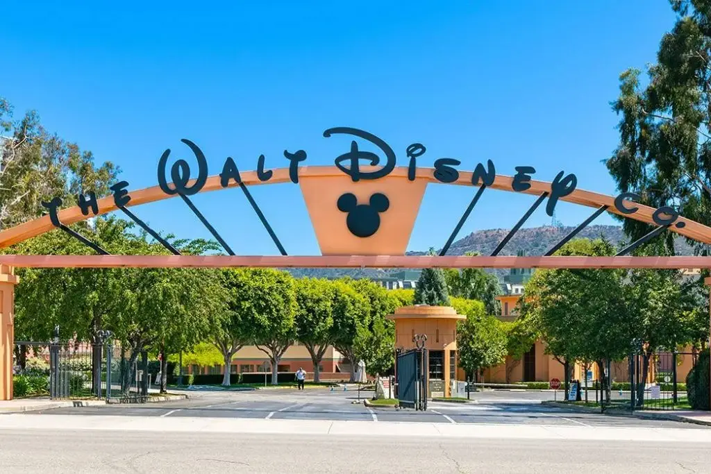 Disney reports $3.280 billion in earnings from parks and streaming | De Último Minuto English