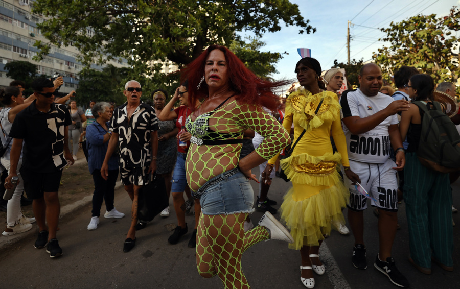 The pro-government LGBTI community marches in Cuba against homophobia | De Último Minuto English