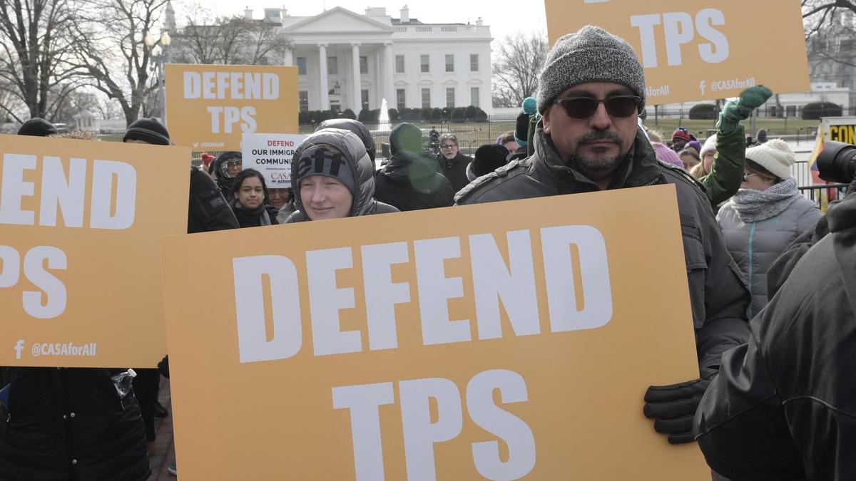 The Supreme Court allows the Trump administration to revoke temporary residency for 532,000 migrants | De Último Minuto English