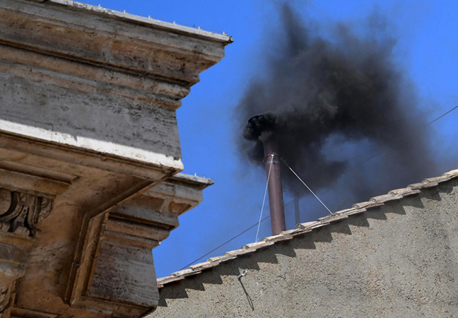 New unsuccessful attempt: Black smoke after the second day of the conclave's session in the Vatican | De Último Minuto English
