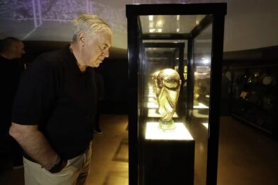 Ancelotti visits the Brazilian national team museum and admires the trophies of the past | De Último Minuto English