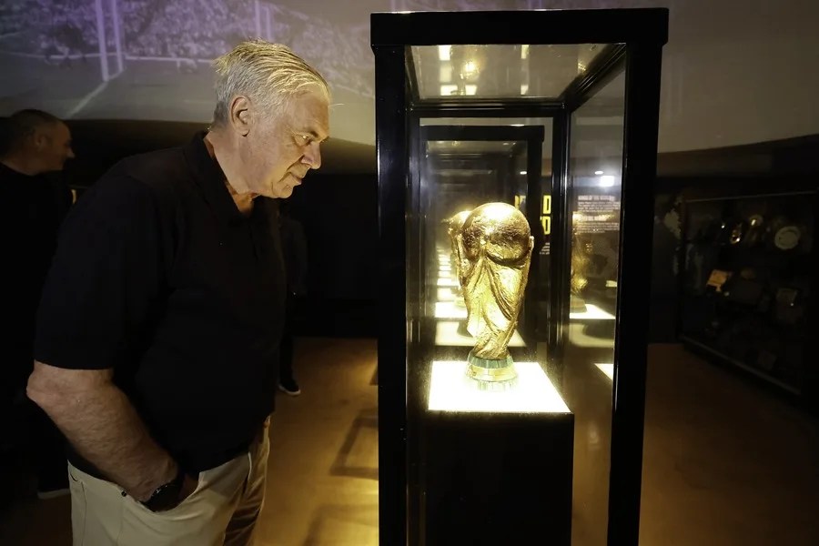 Ancelotti visits the Brazilian national team museum and admires the trophies of the past | De Último Minuto English