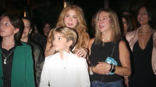 Shakira accompanies Milan and Sasha in their first musical gala with the Let It Beat Foundation | De Último Minuto English