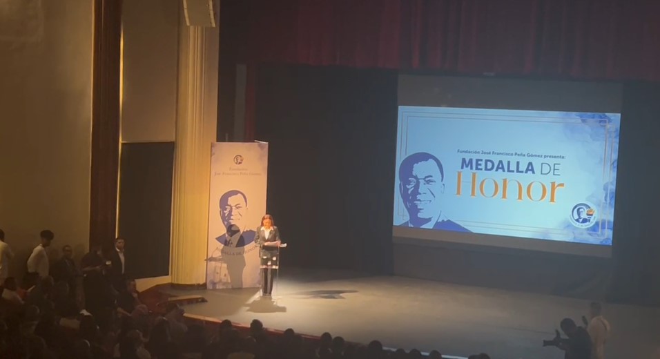 They commemorate Peña Gómez's legacy with the awarding of the Medal of Honor to social and political leaders | De Último Minuto English