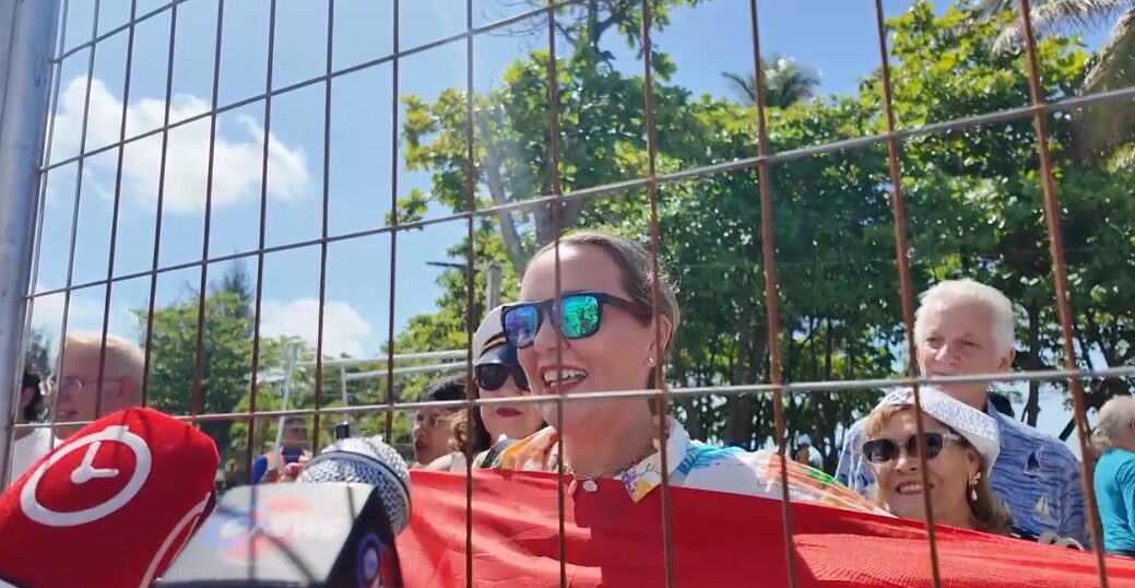 Spanish citizens excitedly welcome Princess Leonor upon her arrival in Santo Domingo | De Último Minuto English