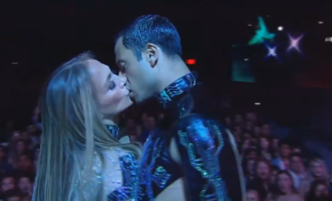 Jennifer Lopez surprises by kissing her dancers on stage