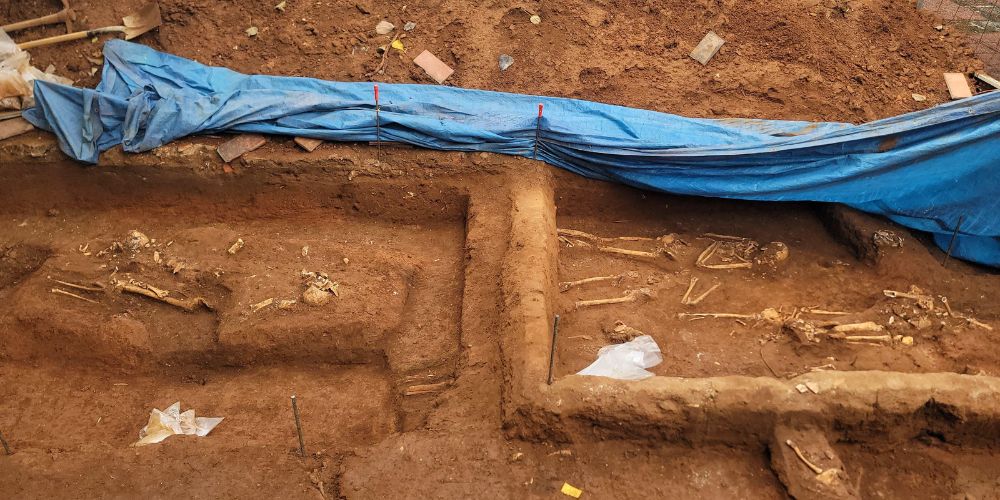 Discovery of skeletal remains in front of church surprises in the Colonial Zone | De Último Minuto English