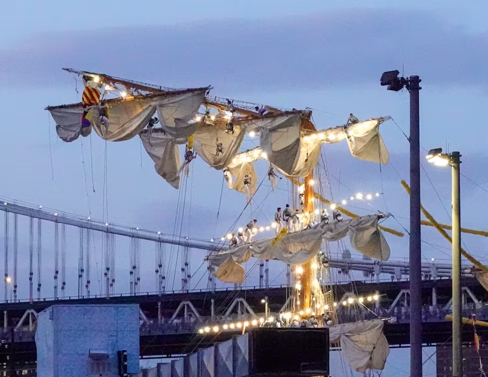Two crew members dead after the Mexican ship ‘Cuauhtémoc’ collided with the Brooklyn Bridge | De Último Minuto English
