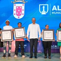 Mayor recognizes employees with over 30 years of service during accountability in Santiago | De Último Minuto English