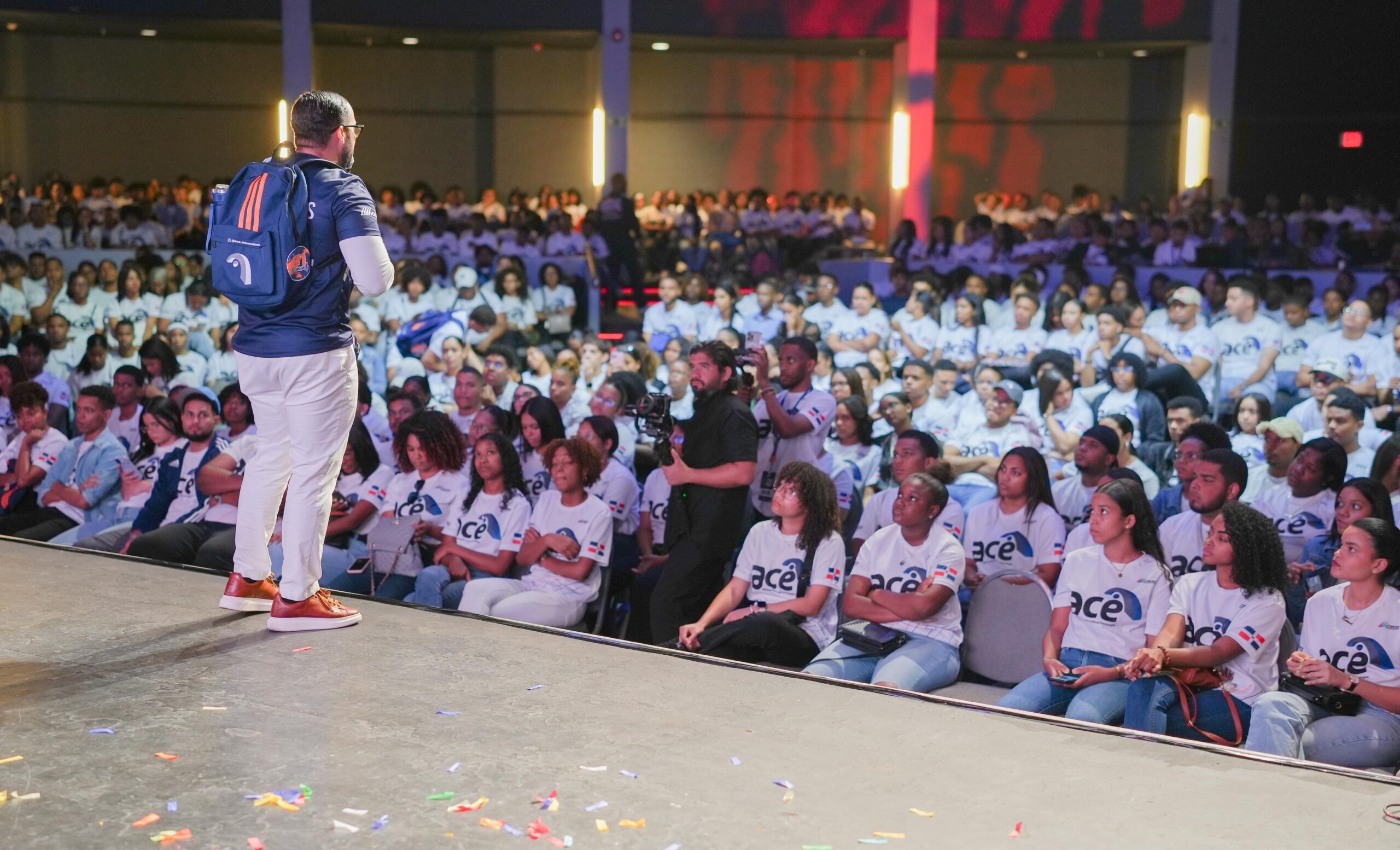 Thousands of young Dominicans receive visa-stamped passports for ACE International's Summer Work and Travel program | De Último Minuto English