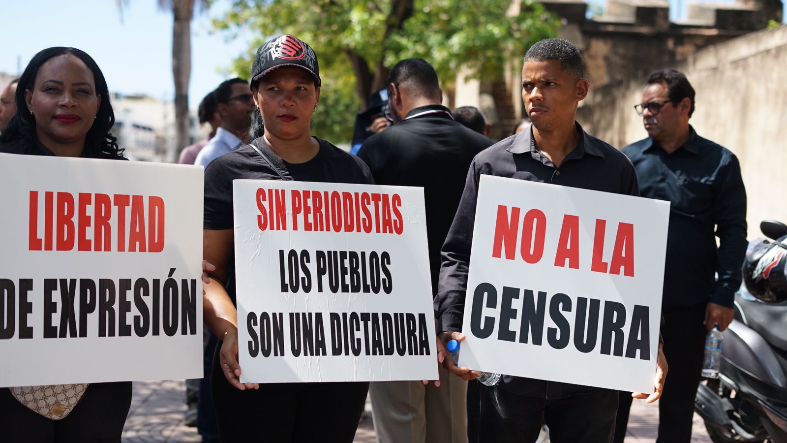 Journalists raise a single voice against the mistreatment of the press | De Último Minuto English