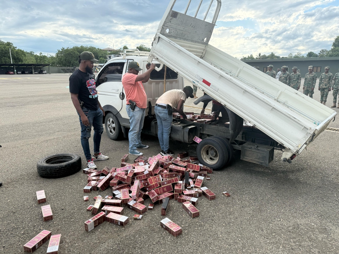 They seize contraband of 80 thousand cigarettes hidden between the chassis and bed of a truck in Santiago Rodríguez | De Último Minuto English