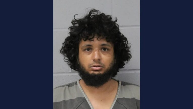 Man stabs another to death multiple times because he reminded him of his uncle | De Último Minuto English
