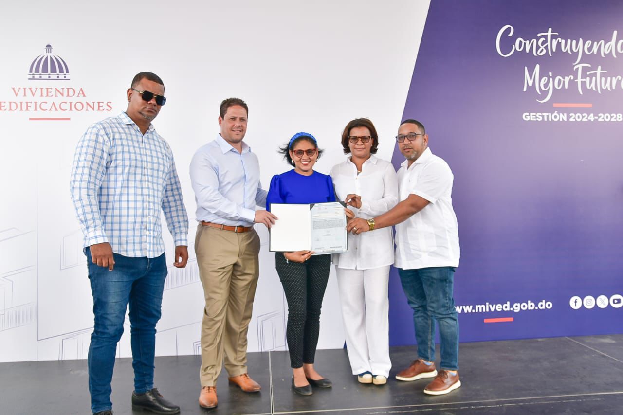 MIVED grants property titles in Bayaguana | De Último Minuto English