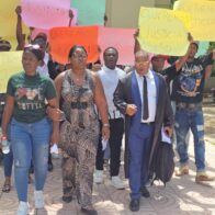 Family members of young man murdered in La Romana demand justice in front of the Palace of Justice | De Último Minuto English