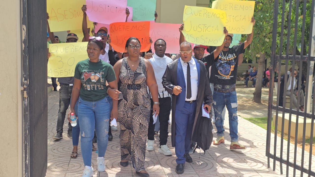 Family members of young man murdered in La Romana demand justice in front of the Palace of Justice | De Último Minuto English