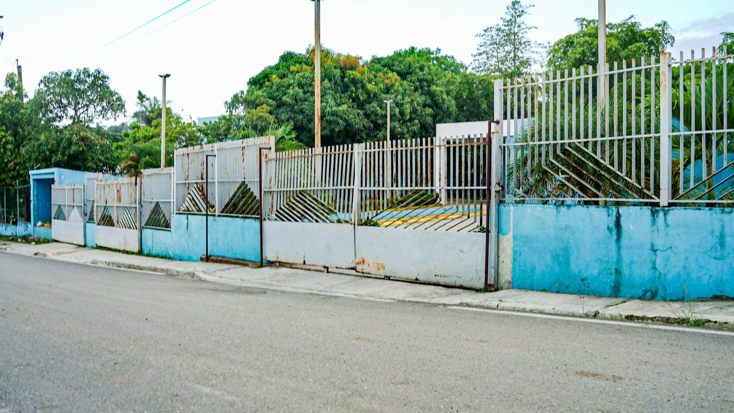 Outrage in El Carril, Haina, over the death of a 10-year-old boy after a gate at a health center fell on him | De Último Minuto English