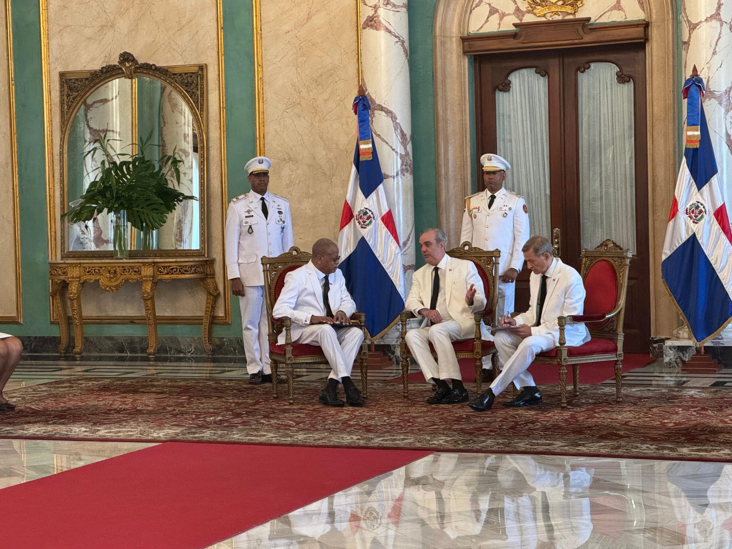 Abinader receives credentials from new ambassadors accredited in the DR | De Último Minuto English