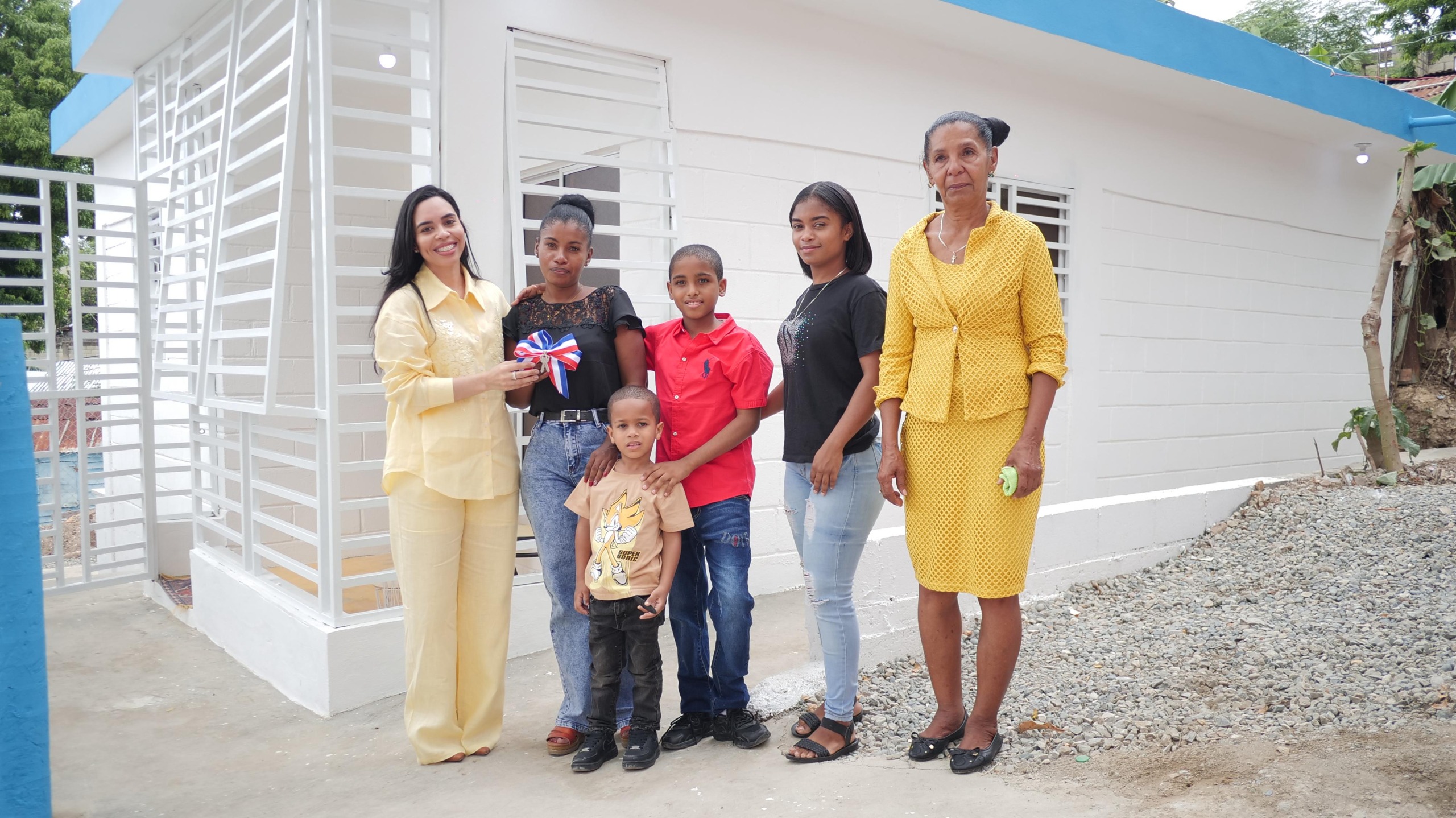 Refidomsa Foundation delivers furnished house to needy family in Quita Sueño | De Último Minuto English