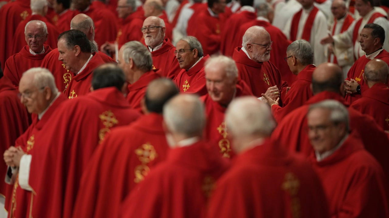 The cardinals retire for lunch before locking themselves in the Sistine Chapel | De Último Minuto English