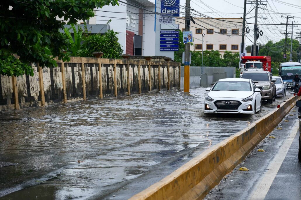 COE maintains 16 provinces under alert for rains and risk of flooding | De Último Minuto English