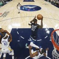The Timberwolves take advantage of a Warriors without Curry and tie the series | De Último Minuto English