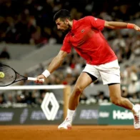 The 'centennial' Djokovic returns victorious to the central court of Paris | De Último Minuto English
