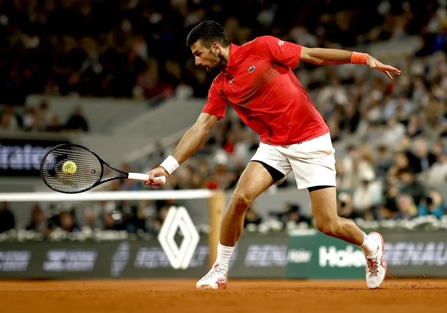 The 'centennial' Djokovic returns victorious to the central court of Paris | De Último Minuto English