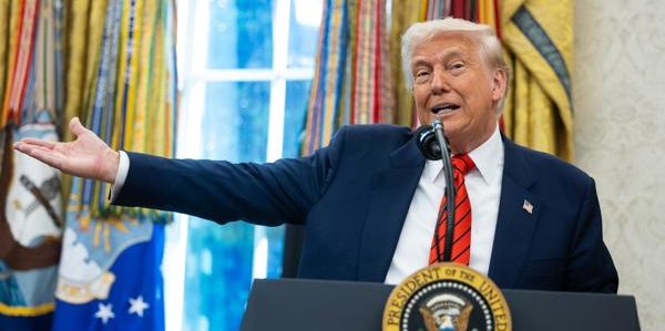 Trump escalates the battle against Harvard and prohibits it from enrolling foreign students | De Último Minuto English