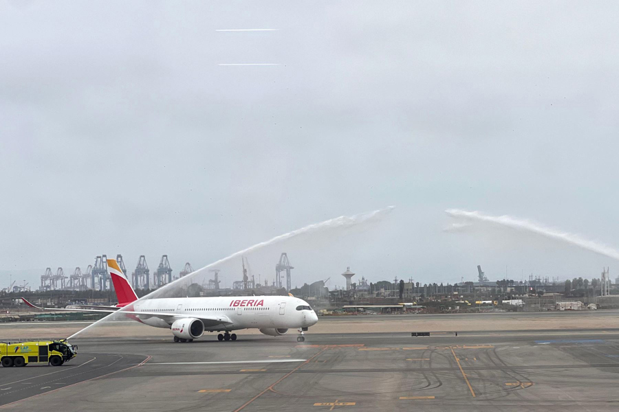 Lima's new airport debuts with the landing of a flight from Madrid | De Último Minuto English