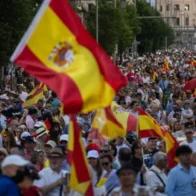 Tens of thousands of people call for Pedro Sánchez's resignation in Madrid | De Último Minuto English
