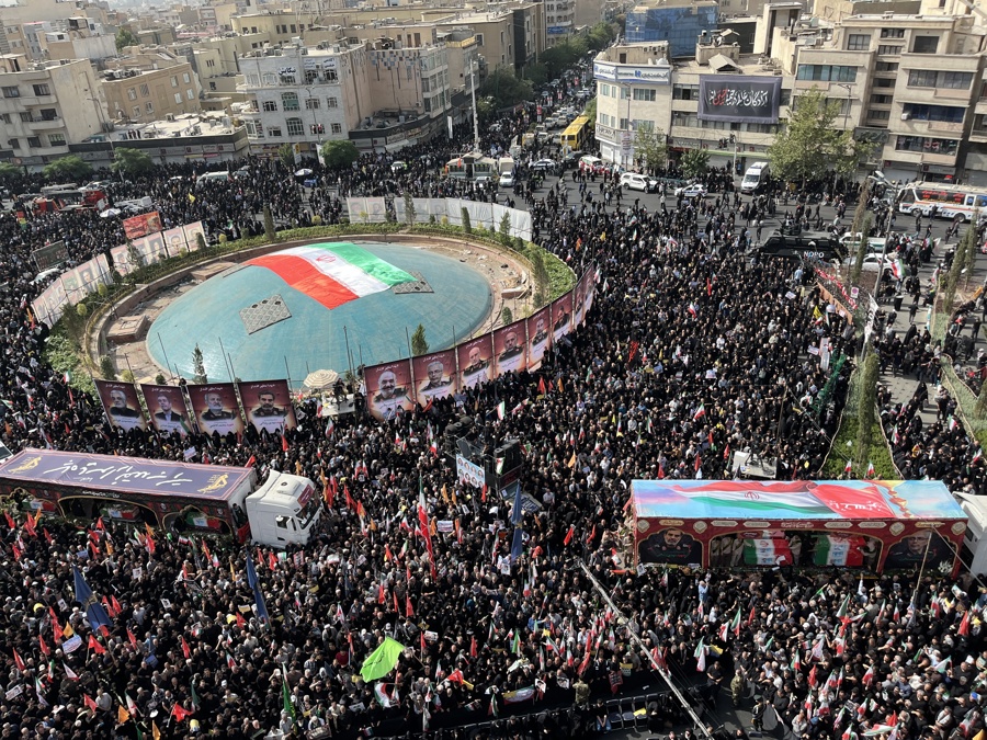 Iran holds a massive funeral for military personnel and scientists killed in the war | De Último Minuto English