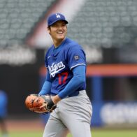 Shohei Ohtani will make his anticipated pitching debut with the Dodgers tonight against the Padres | De Último Minuto English
