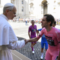 Leo XIV receives the 'maglia rosa' of the Giro and blesses the cyclists before the last stage | De Último Minuto English