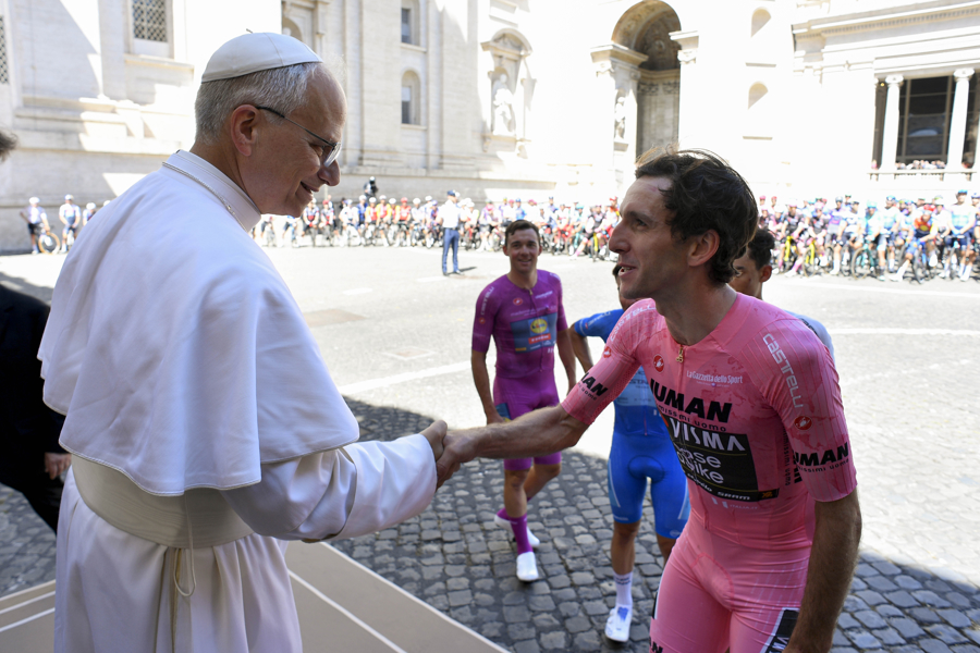 Leo XIV receives the 'maglia rosa' of the Giro and blesses the cyclists before the last stage | De Último Minuto English