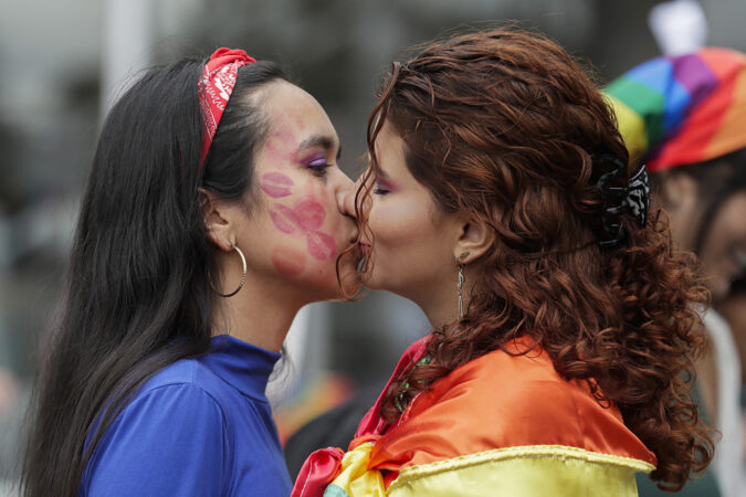 Thousands flood Bogotá with rainbow colors in a pride and vindication march | De Último Minuto English