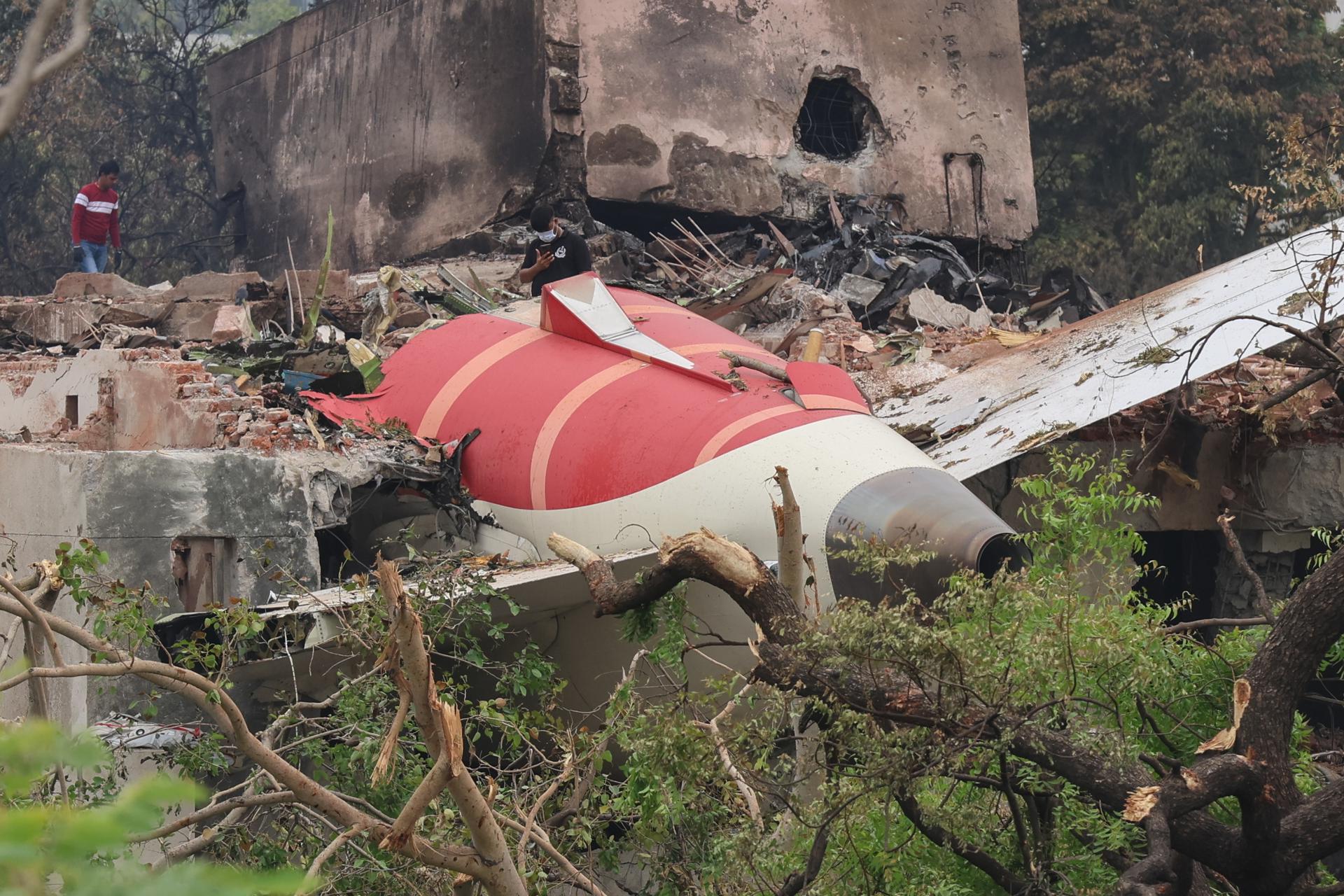 Black box from crashed Air India flight found on the roof of a building | De Último Minuto English