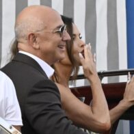 Jeff Bezos and Lauren Sánchez say "I do" in a secure ceremony on a Venetian island | De Último Minuto English