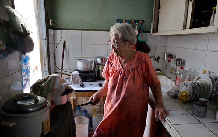 Elderly people in Cuba face the crisis | De Último Minuto English