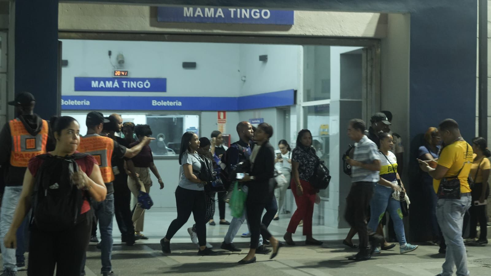 It's chaos! Metro users report constant collapse | De Último Minuto English