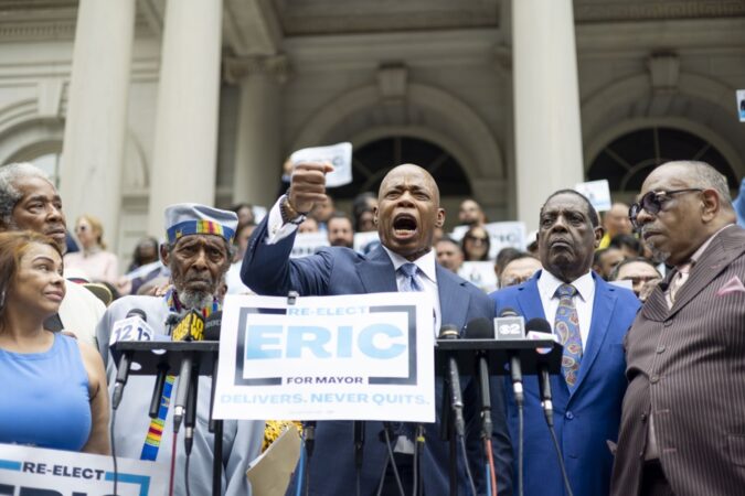 New York City Mayor launches his re-election campaign as an independent candidate | De Último Minuto English