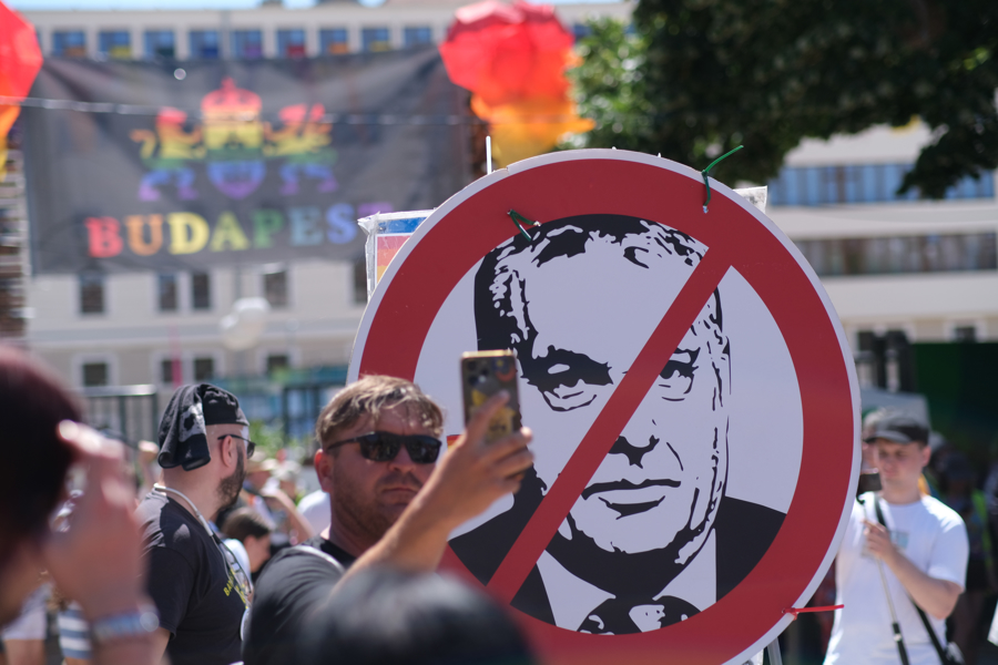 Around 70 MEPs participate in the LGBT Pride march banned by Orbán | De Último Minuto English