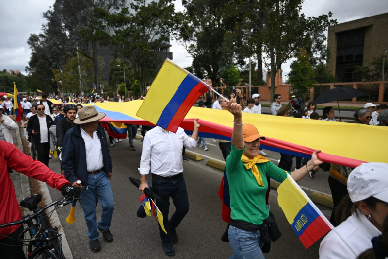 Colombia takes to the streets united against violence after attack on Miguel Uribe Turbay | De Último Minuto English