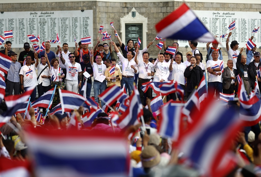 Hundreds of Thais demand the prime minister's resignation in the street | De Último Minuto English