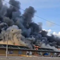 Raging fire consumes part of Merca Santo Domingo; firefighters try to extinguish the flames | De Último Minuto English