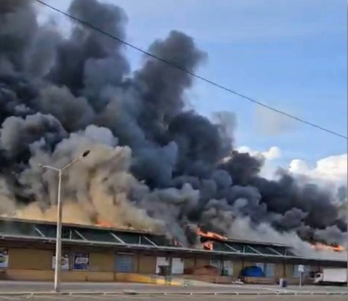 Raging fire consumes part of Merca Santo Domingo; firefighters try to extinguish the flames | De Último Minuto English