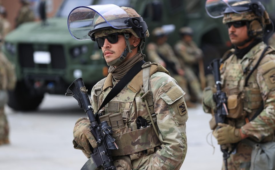 California Governor Demands Trump Administration Withdraw Troops from Los Angeles | De Último Minuto English