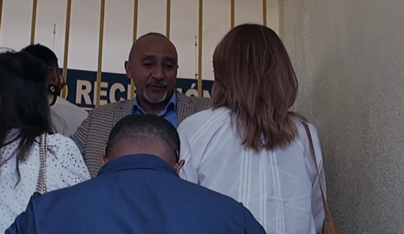 Mon Lluberes arrives at the Courthouse where Antonio Espaillat is located. | De Último Minuto English